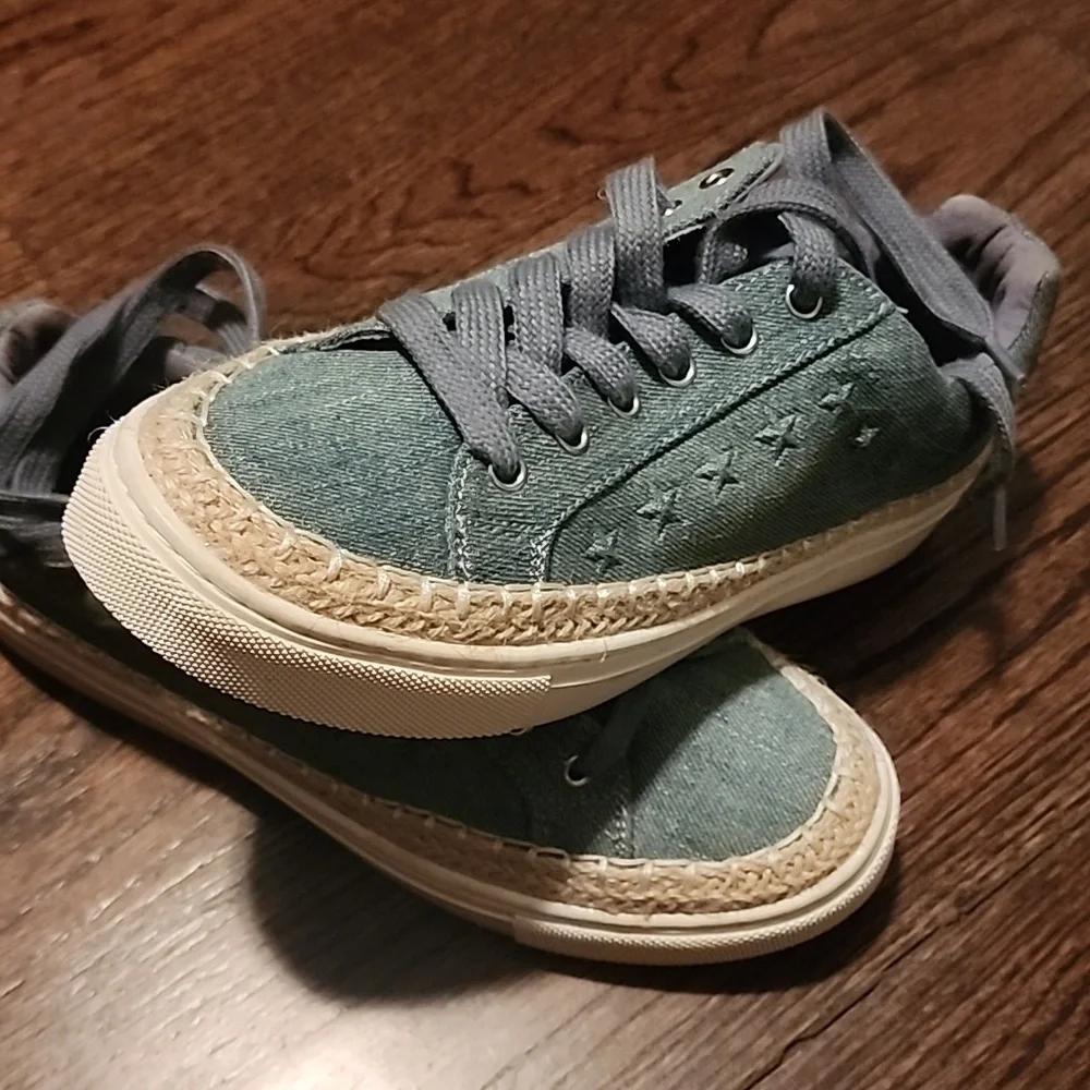 Womens Guess Denim Star Size 8 Lace Up Shoes. Never worn - Picture 9 of 10